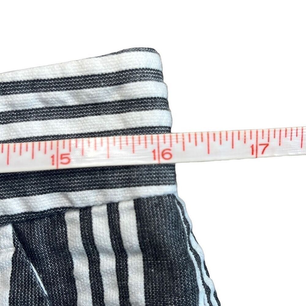 Club Monaco Medium Gray White Stripe Seersucker Scallop Hem Flat Front Shorts - Picture 6 of 7